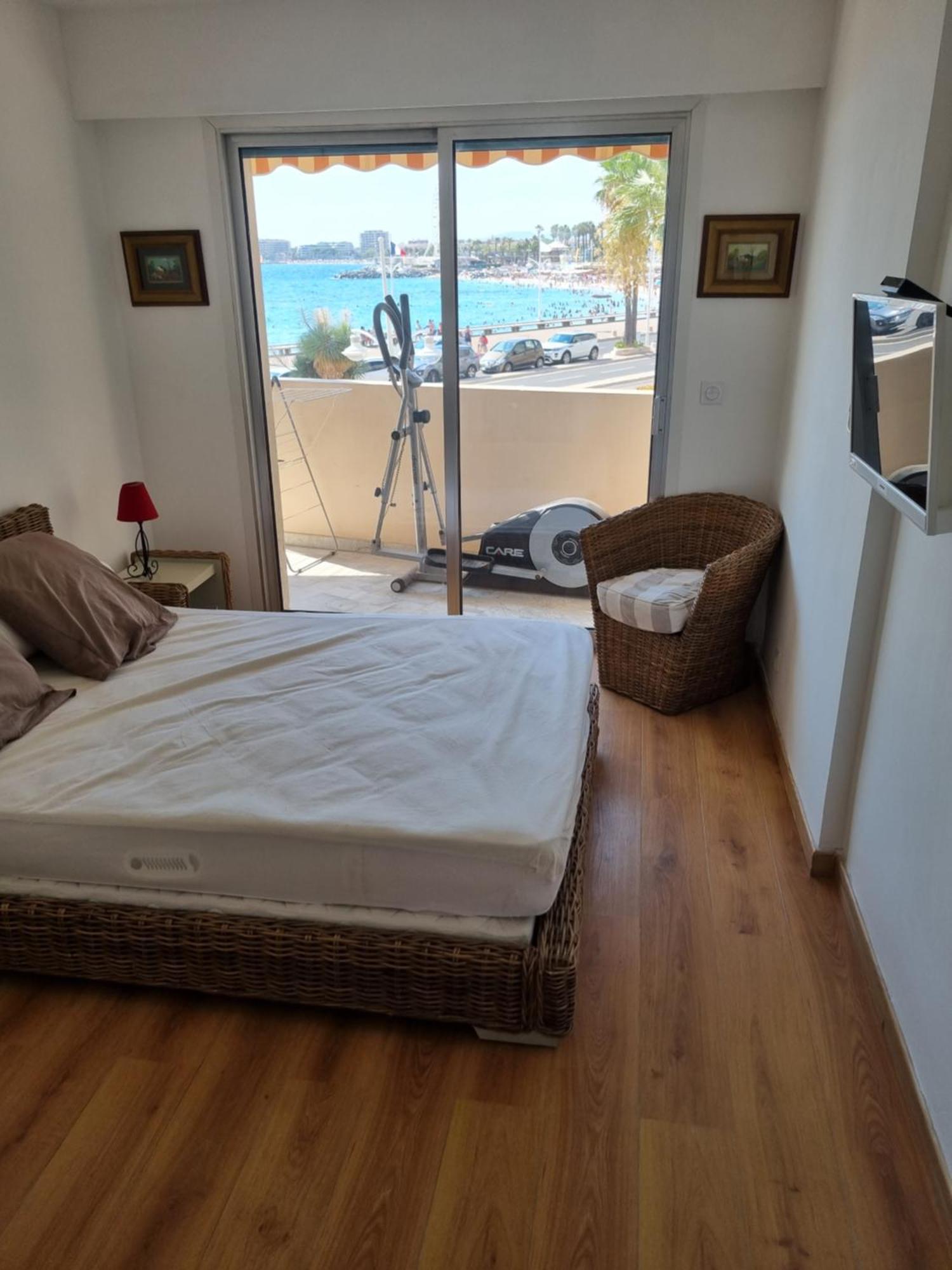 Apartment Les Pieds Dans L'eau Pour 6 Personnes A Saint-raphael Saint-Raphaël