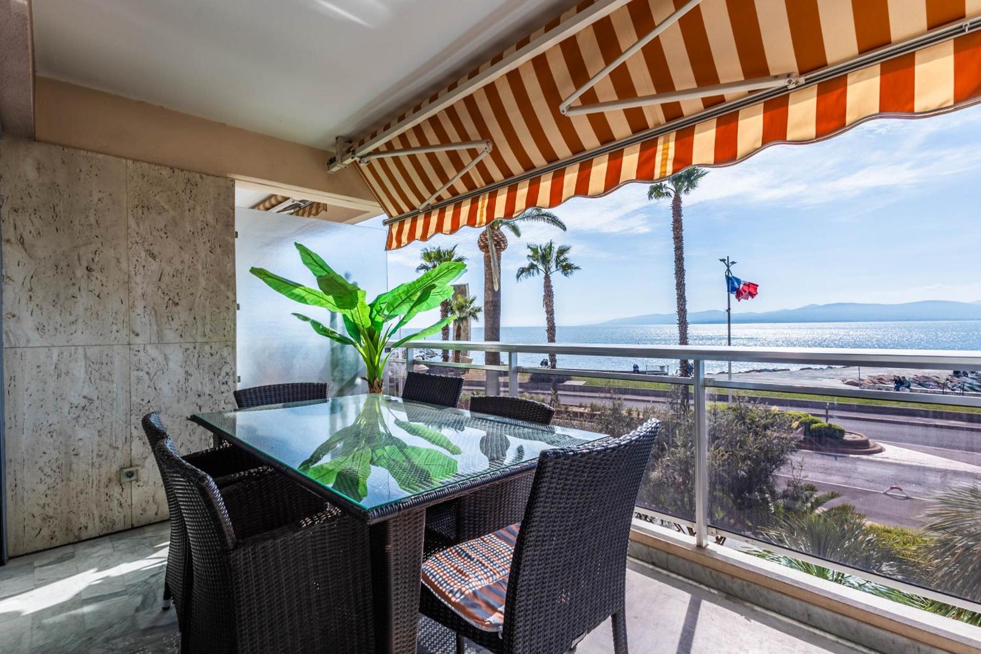 Apartment Les Pieds Dans L'eau Pour 6 Personnes A Saint-raphael Saint-Raphael (Var)
