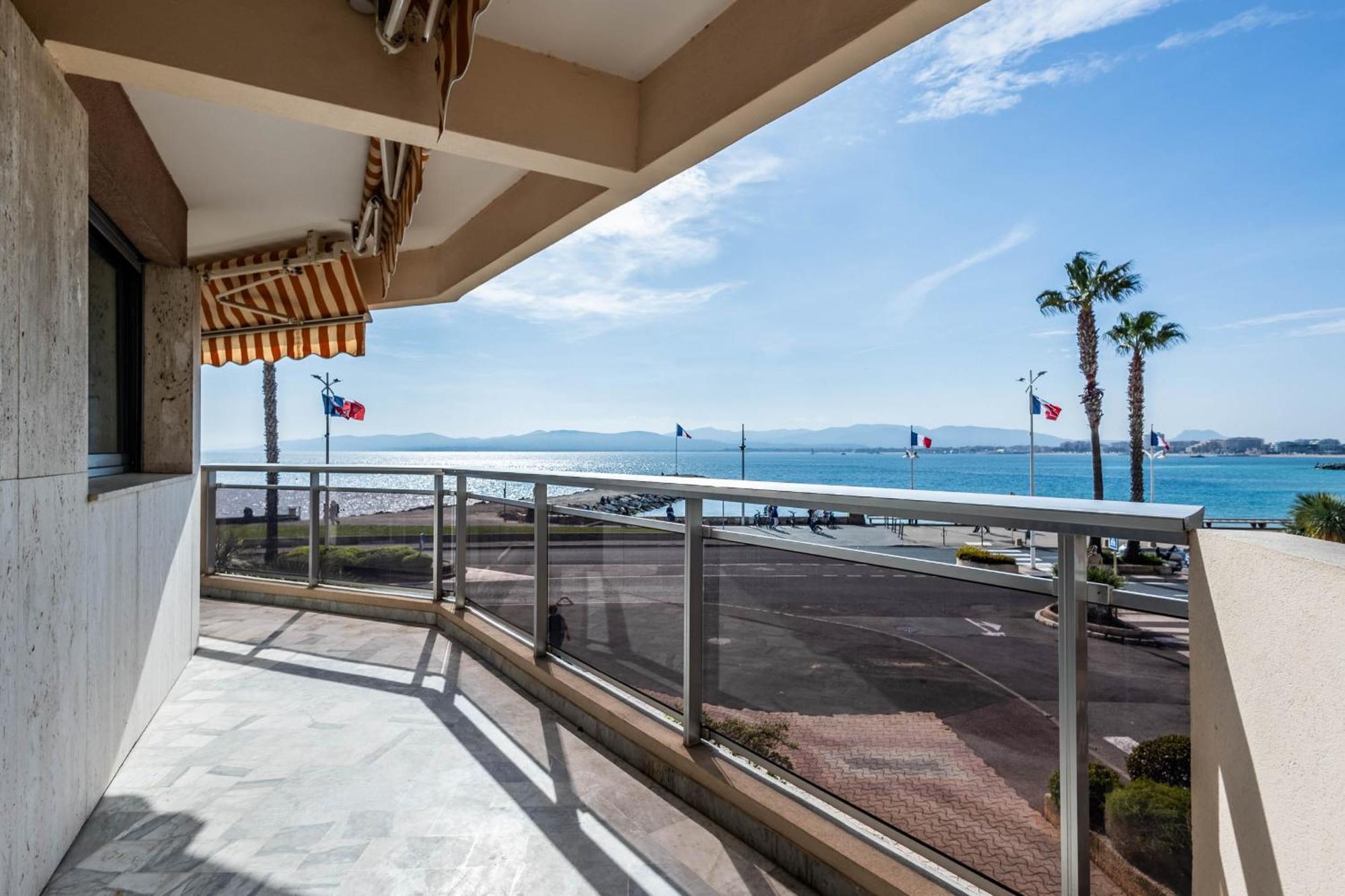 Apartment Les Pieds Dans L'eau Pour 6 Personnes A Saint-raphael *